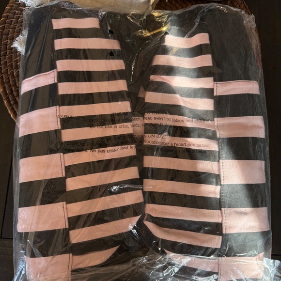 Victoria’s Secret Tote NWT - Picture 5 of 5